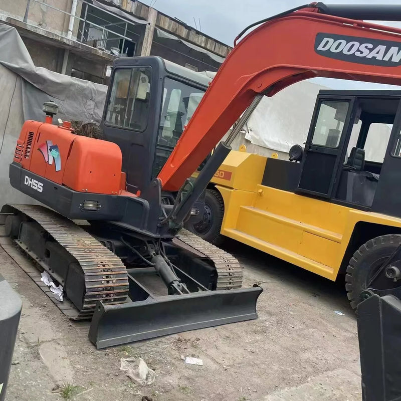 Оригинальный подержанный экскаватор Doushan DH55 в хорошем состоянии, прост в обслуживании.