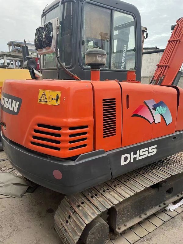 Оригинальный подержанный экскаватор Doushan DH55 в хорошем состоянии, прост в обслуживании.