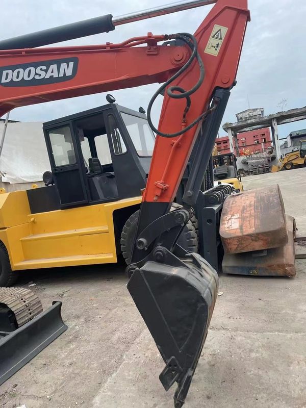 Оригинальный подержанный экскаватор Doushan DH55 в хорошем состоянии, прост в обслуживании.