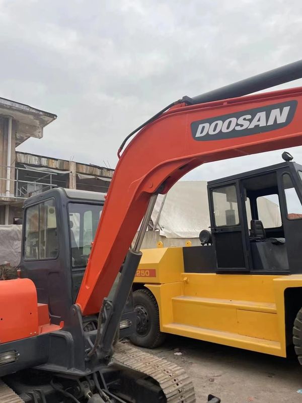 Оригинальный подержанный экскаватор Doushan DH55 в хорошем состоянии, прост в обслуживании.