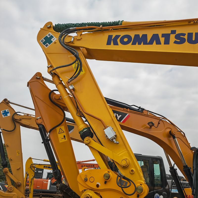Подержанный экскаватор на складе KOMATSU PC200-8/Оригинальная краска Вторая рука KOMATSU PC200-8 в продаже по дешевой цене
